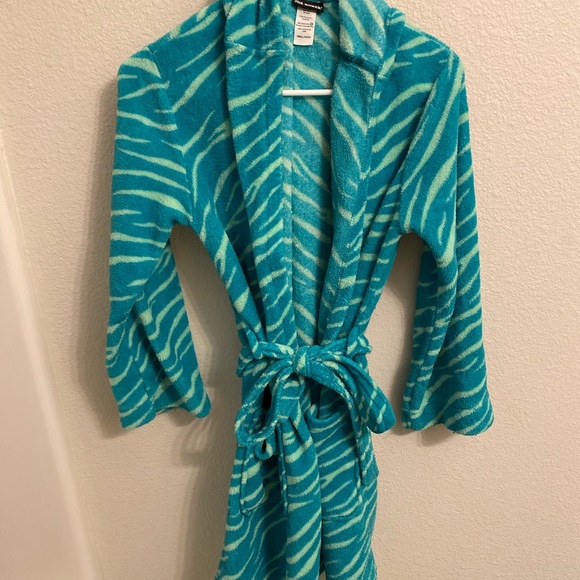 Robe - Picture 1 of 4